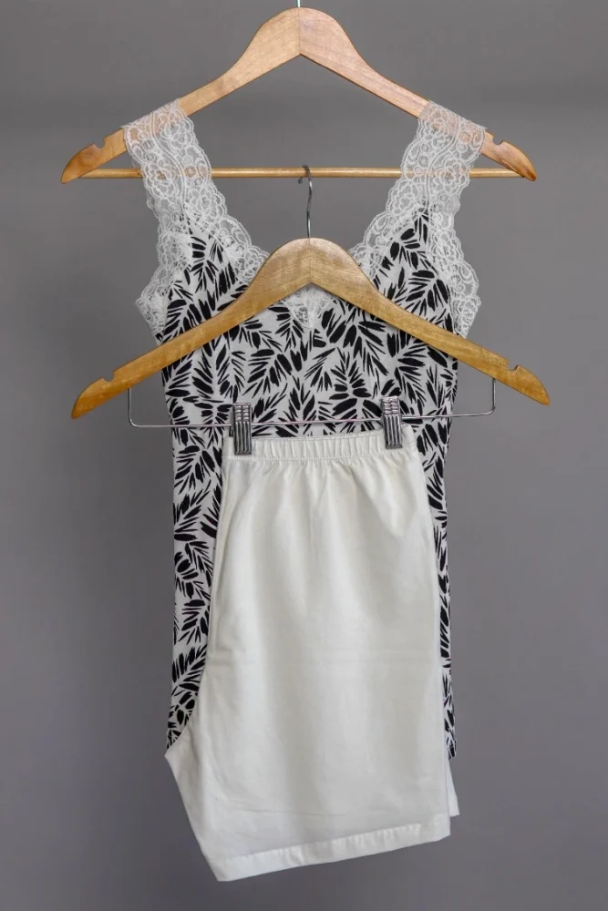 Pyjama en coton à motifs noirs et blancs avec dentelle, tenue d'intérieur élégante et confortable.