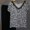 VIS-noir-pant Pyjama noir en coton avec haut imprimé floral et dentelle, parfait comme vêtement de nuit luxueux élégant.
