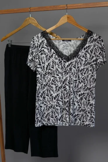 Pyjama noir en coton avec haut imprimé floral et dentelle, parfait comme vêtement de nuit luxueux élégant.