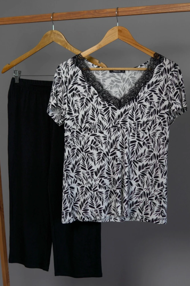 VIS-noir-pant Pyjama noir en coton avec haut imprimé floral et dentelle, parfait comme vêtement de nuit luxueux élégant.