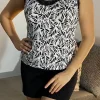 Débardeur à motifs noirs et blancs en coton léger, short noir élégant, tenue d'intérieur confortable.