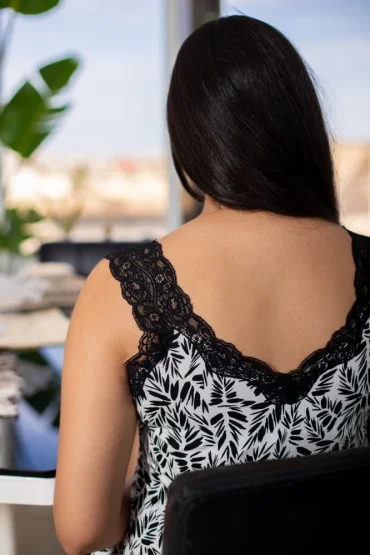 Pyjama en coton noir et blanc, dentelle élégante, idéal comme vêtement de nuit luxueux et confortable.