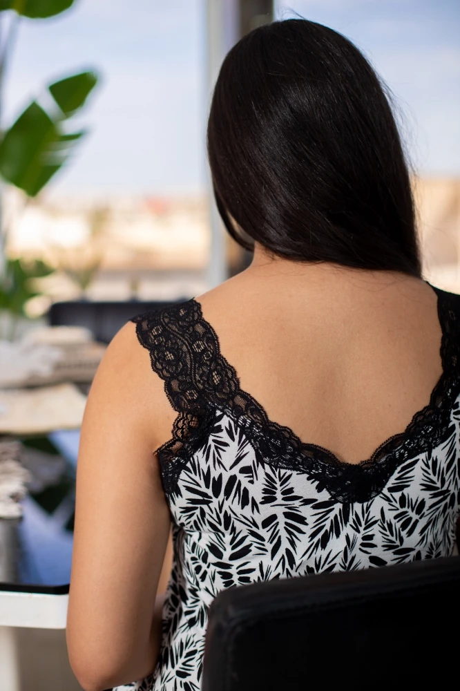 Pyjama en coton noir et blanc, dentelle élégante, idéal comme vêtement de nuit luxueux et confortable.