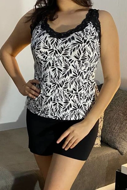 Débardeur à motifs noirs et blancs en coton léger, short noir élégant, tenue d'intérieur confortable.