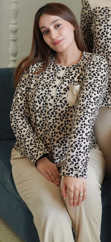 Pyjama chaud en coton imprimé léopard, style ample et décontracté, idéal pour une tenue d'intérieur élégante.