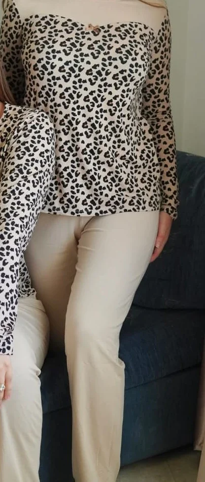 coton-Leopard-papillon Pyjama chaud léopard en tissu doux, style confortable beige, parfait pour une tenue d'intérieur chic.