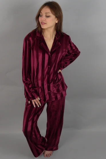Pyjama velours bordeaux à rayures, style classique, vêtement de nuit luxueux et confortable.