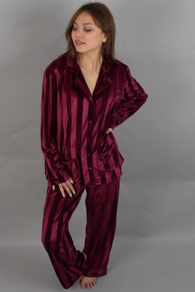 Pyjama velours bordeaux à rayures, style classique, vêtement de nuit luxueux et confortable.