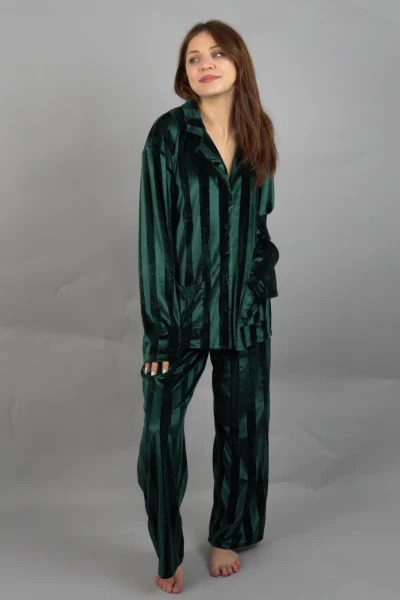 Pyjama velours vert émeraude, rayé, style ample; tenue d'intérieur chic, vêtement de nuit luxueux.