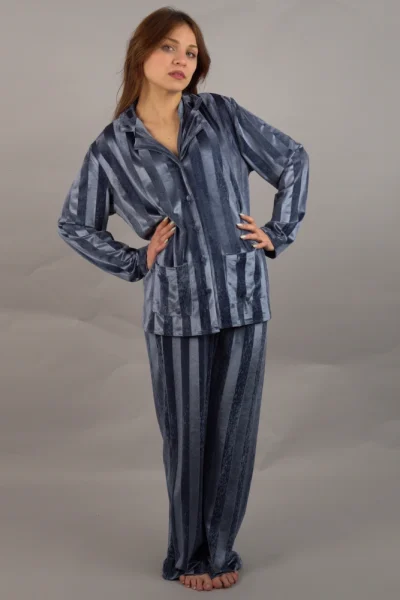 Pyjama rayé bleu en velours doux, style confortable et élégant, idéal comme vêtement de nuit luxueux.