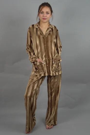 Pyjama en velours rayé beige, style ample et confortable, tenue d'intérieur idéale pour nuit relaxante.