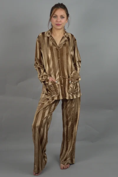 Pyjama en velours rayé beige, style ample et confortable, tenue d'intérieur idéale pour nuit relaxante.