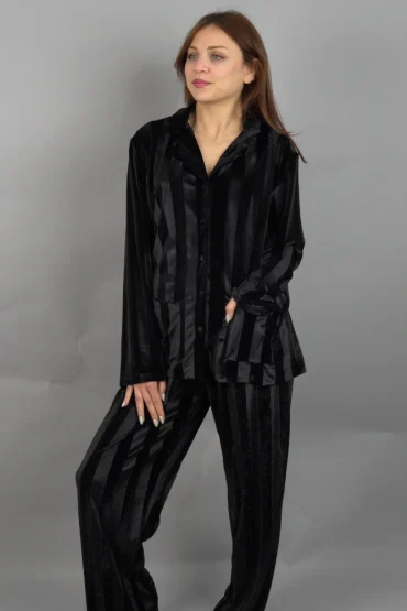 Pyjama en velours noir à rayures, style décontracté, tenue d'intérieur élégante pour nuit luxueuse.