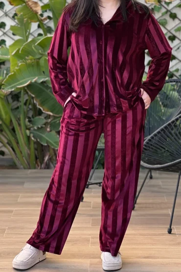 Pyjama rayé en velours bordeaux, tenue d'intérieur confortable et élégante pour la nuit.