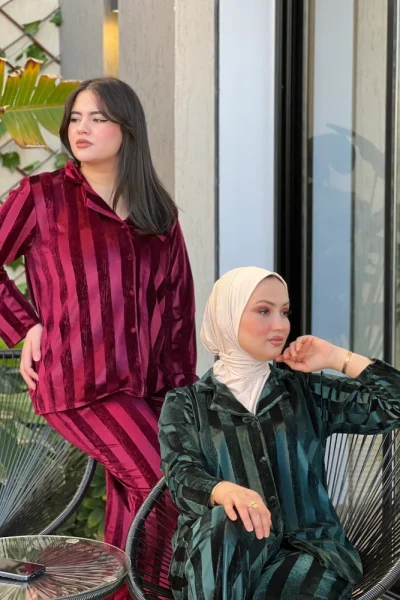 Pyjama en velours rayé bordeaux et vert émeraude, style chic et confortable, vêtement de nuit luxueux.