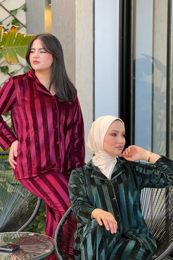 Pyjama en velours rayé bordeaux et vert émeraude, style chic et confortable, vêtement de nuit luxueux.