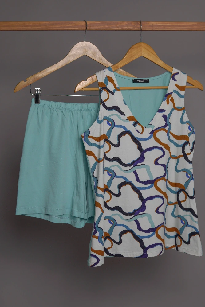 Coton-bleu-ceintre Ensemble pyjama en coton doux, coloré avec motifs fluides, idéal pour une tenue d'intérieur élégante et confortable.