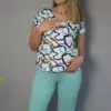 Pyjama satin coloré, top à motifs fluides et pantalon mint pour une tenue d'intérieur élégante et confortable.