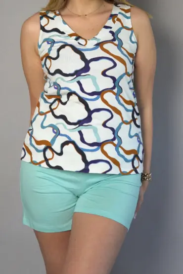 Pyjama en coton léger, style débardeur et short, motifs colorés, parfait pour une tenue d'intérieur confortable.