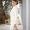Ensemble pyjama en satin beige élégante, idéal pour une tenue d'intérieur confortable et luxueuse.