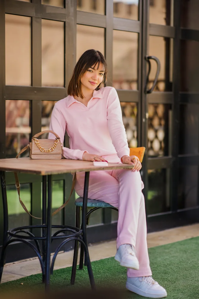 Pyjama chaud rose en coton doux, style décontracté, tenue d'intérieur idéale pour le confort.