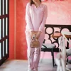 Pyjama chaud en coton rose, style classique confortable, idéal pour tenue d'intérieur élégante.