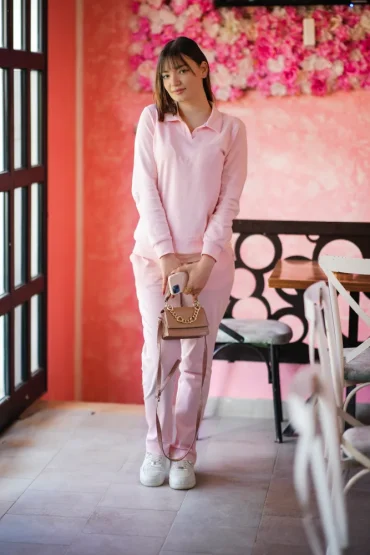 Pyjama chaud en coton rose, style classique confortable, idéal pour tenue d'intérieur élégante.