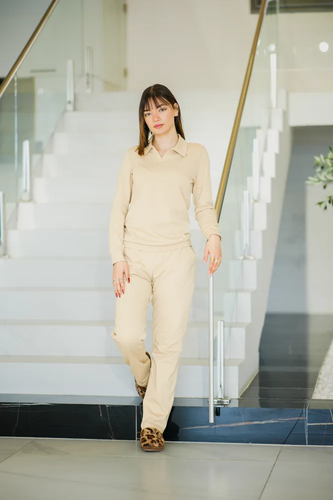 Pyjama chaud beige en coton doux, style décontracté pour tenue d'intérieur confortable.