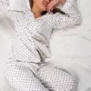 Pyjama-Cozy-Polka-2 Pyjama en satin blanc à pois colorés, élégant et confortable, idéal pour une tenue d'intérieur stylée et relaxante.