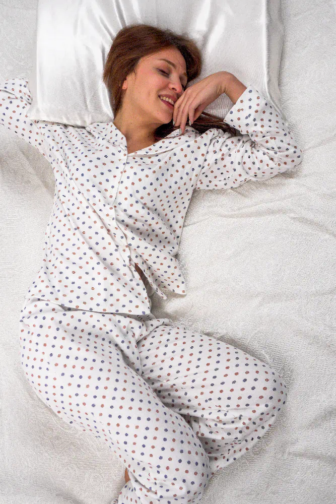 Pyjama-Cozy-Polka-2 Pyjama en satin blanc à pois colorés, élégant et confortable, idéal pour une tenue d'intérieur stylée et relaxante.