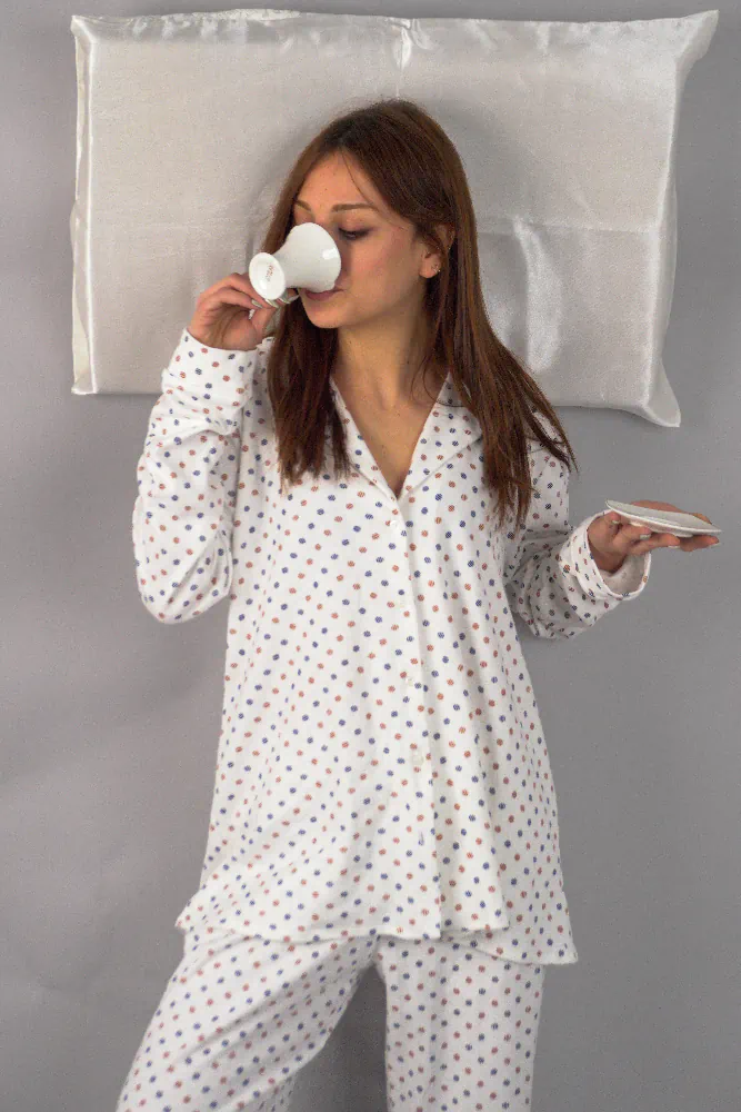 Pyjama-Cozy-Polka-3 Pyjama satiné à pois colorés, confortable et léger, idéal pour une tenue d'intérieur chic et élégante.