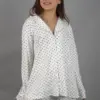 Pyjama-Cozy-Polka-4 Pyjama satin à pois, en blanc doux, idéal pour une tenue d'intérieur élégante et confortable, parfaite pour les nuits paisibles.