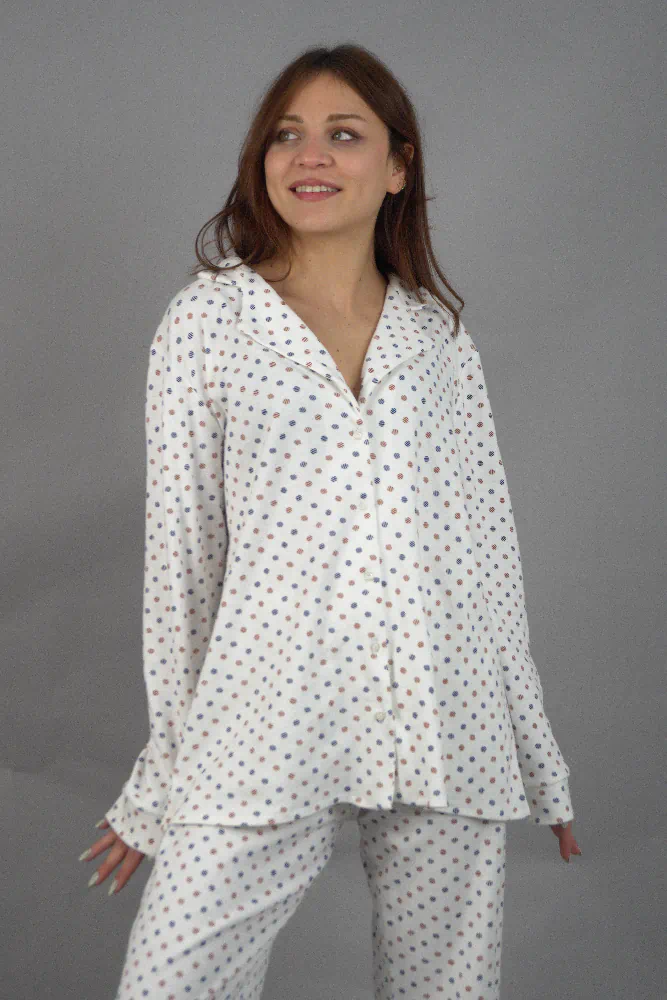 Pyjama-Cozy-Polka-4 Pyjama satin à pois, en blanc doux, idéal pour une tenue d'intérieur élégante et confortable, parfaite pour les nuits paisibles.