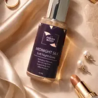 Pyjama satin noir, style élégant et confortable, parfait pour une tenue d'intérieur chic et luxueuse.