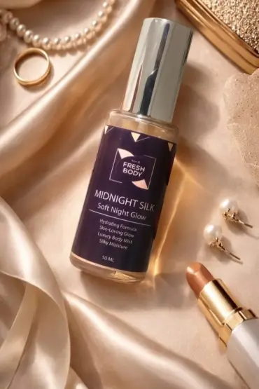 Pyjama satin noir, style élégant et confortable, parfait pour une tenue d'intérieur chic et luxueuse.