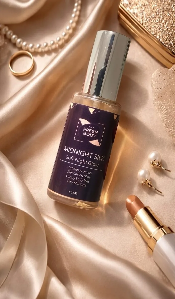 Pyjama satin noir, style élégant et confortable, parfait pour une tenue d'intérieur chic et luxueuse.