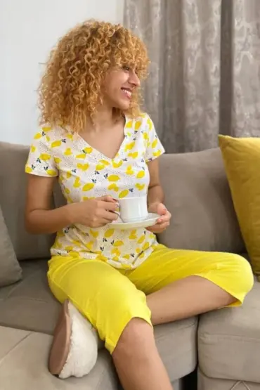 Pyjama en coton doux, à motifs de citrons, en jaune vif pour une tenue d'intérieur confortable et stylée.