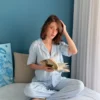 Pyjama satin bleu clair, léger et élégant, parfait pour une tenue d'intérieur chic et confortable.