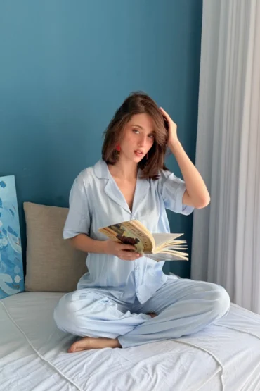 Pyjama satin bleu clair, léger et élégant, parfait pour une tenue d'intérieur chic et confortable.