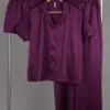 Pyjama satin violet, ensemble élégant et confortable, parfait pour des soirées détente et chic à la maison.