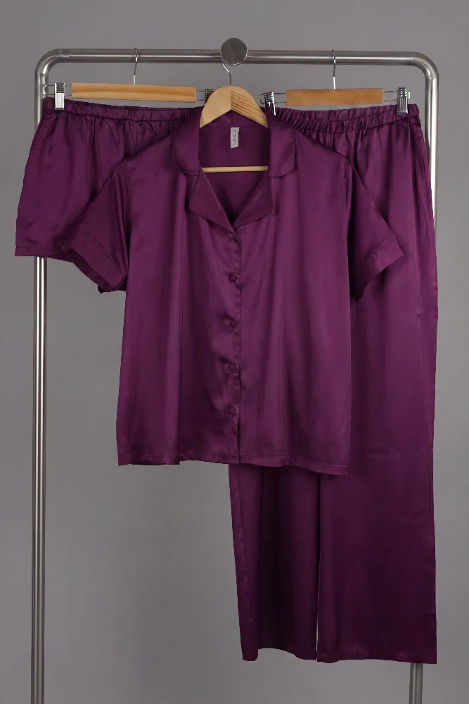 Pyjama satin violet, ensemble élégant et confortable, parfait pour des soirées détente et chic à la maison.