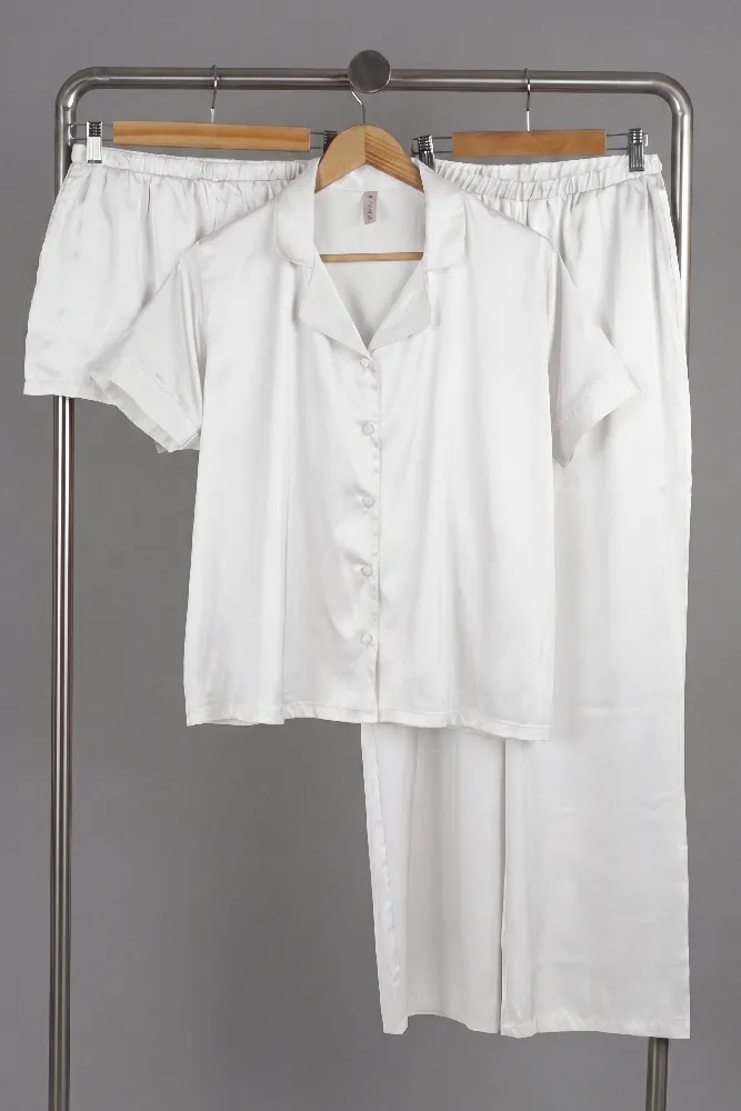 Ensemble de pyjama en satin blanc, léger et confortable, idéal pour une tenue d'intérieur élégante et relaxante.