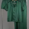 Pyjama satin vert émeraude, ensemble luxe avec chemise courte et pantalon, parfait pour une tenue d'intérieur élégante.