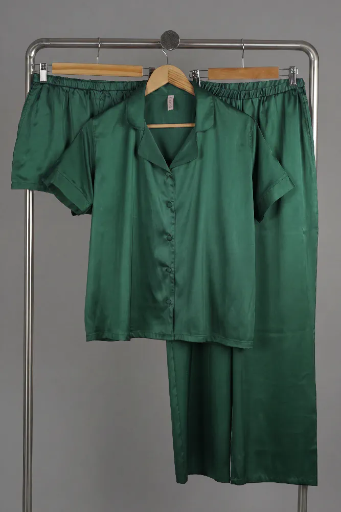 Pyjama satin vert émeraude, ensemble luxe avec chemise courte et pantalon, parfait pour une tenue d'intérieur élégante.