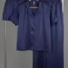Ensemble pyjama en satin bleu nuit, avec chemise courte et pantalon fluide, idéal pour une tenue d'intérieur élégante.