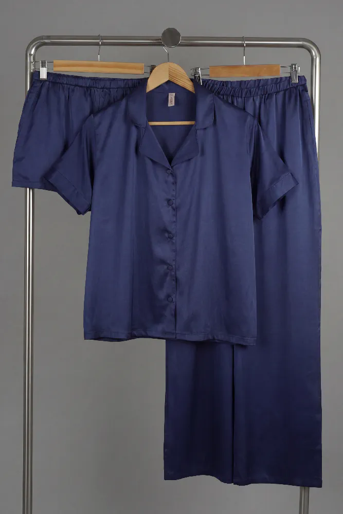 Ensemble pyjama en satin bleu nuit, avec chemise courte et pantalon fluide, idéal pour une tenue d'intérieur élégante.