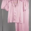 Pyjama satin rose, élégant et confortable, idéal comme vêtement de nuit luxueux pour des soirées relaxantes.