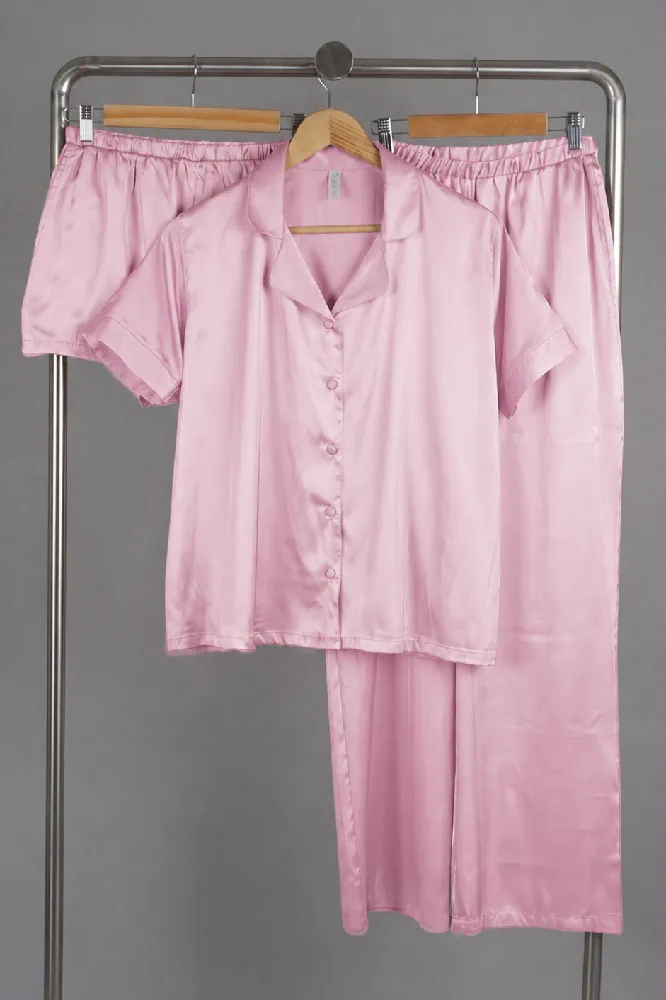 Pyjama satin rose, élégant et confortable, idéal comme vêtement de nuit luxueux pour des soirées relaxantes.