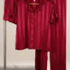 Pyjama satin rouge à rayures, ensemble élégant et confortable, idéal pour une tenue d'intérieur raffinée et douce.