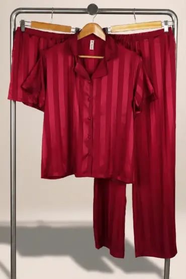 Pyjama satin rouge à rayures, ensemble élégant et confortable, idéal pour une tenue d'intérieur raffinée et douce.